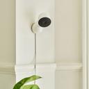 Google Nest Cam mit Flutlicht (Outdoor mit Kabel) + Google Nest Cam (Indoor mit Kabel)_Lifestyle_Nest Cam an Wand