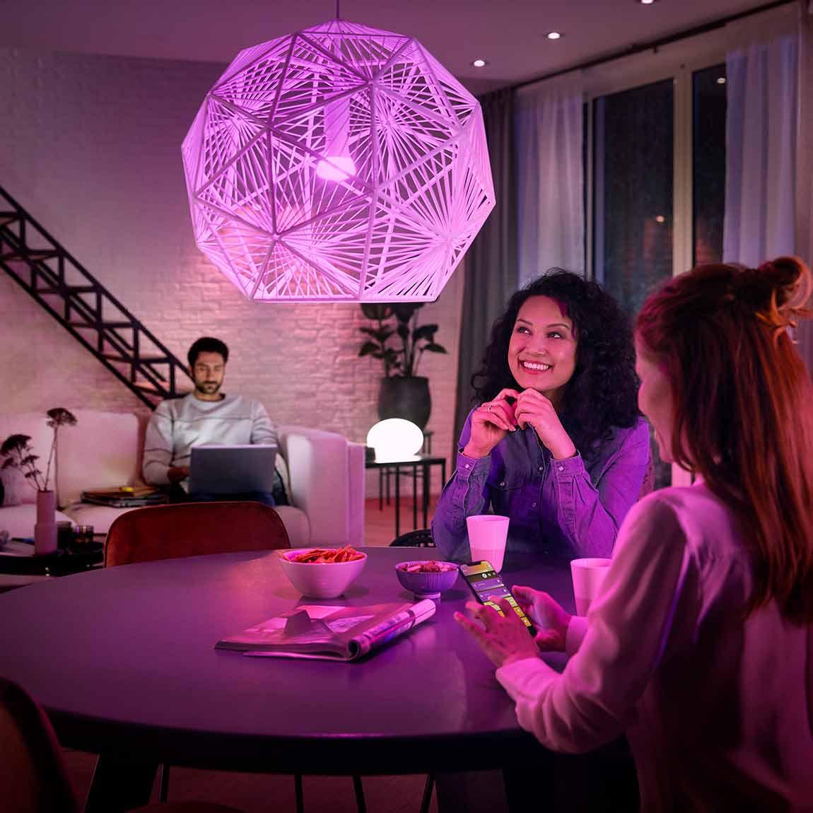 Philips Hue White & Color Ambiance E27 1100lm - Lifestyle Wohnzimmer Farbe