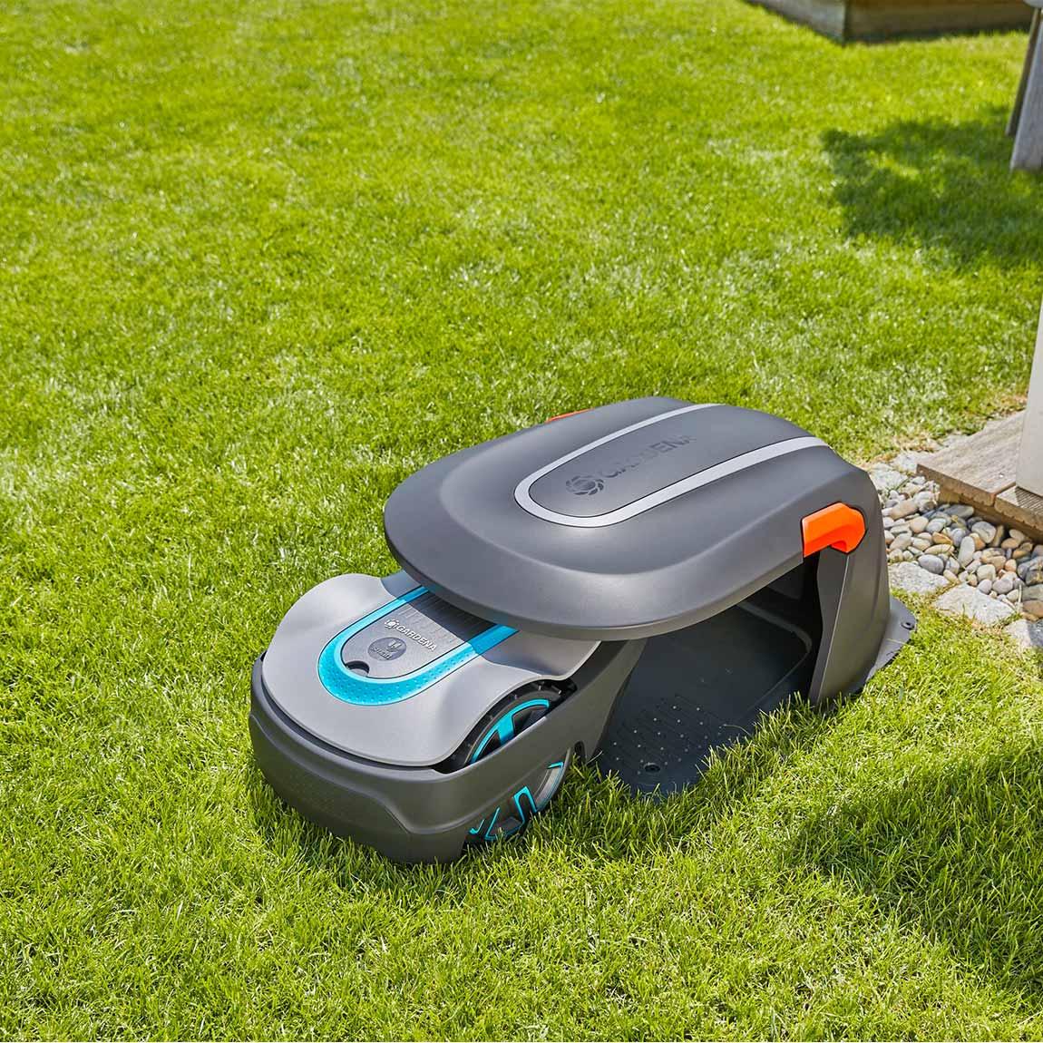 GARDENA Mähroboter smart SILENO life 750 m² Set mit LONA Funktion + Garage_Lifestyle_Aus Garage fahrend