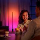 Philips Hue Gradient Signe Stehleuchte - Lifestyle Gespräch am Tisch