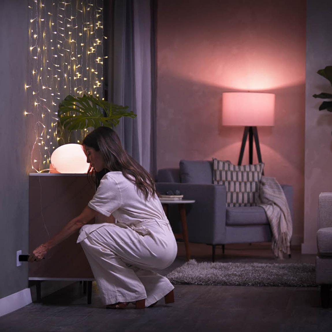 Philips Hue Smart Plug Frau im Wohnzimmer