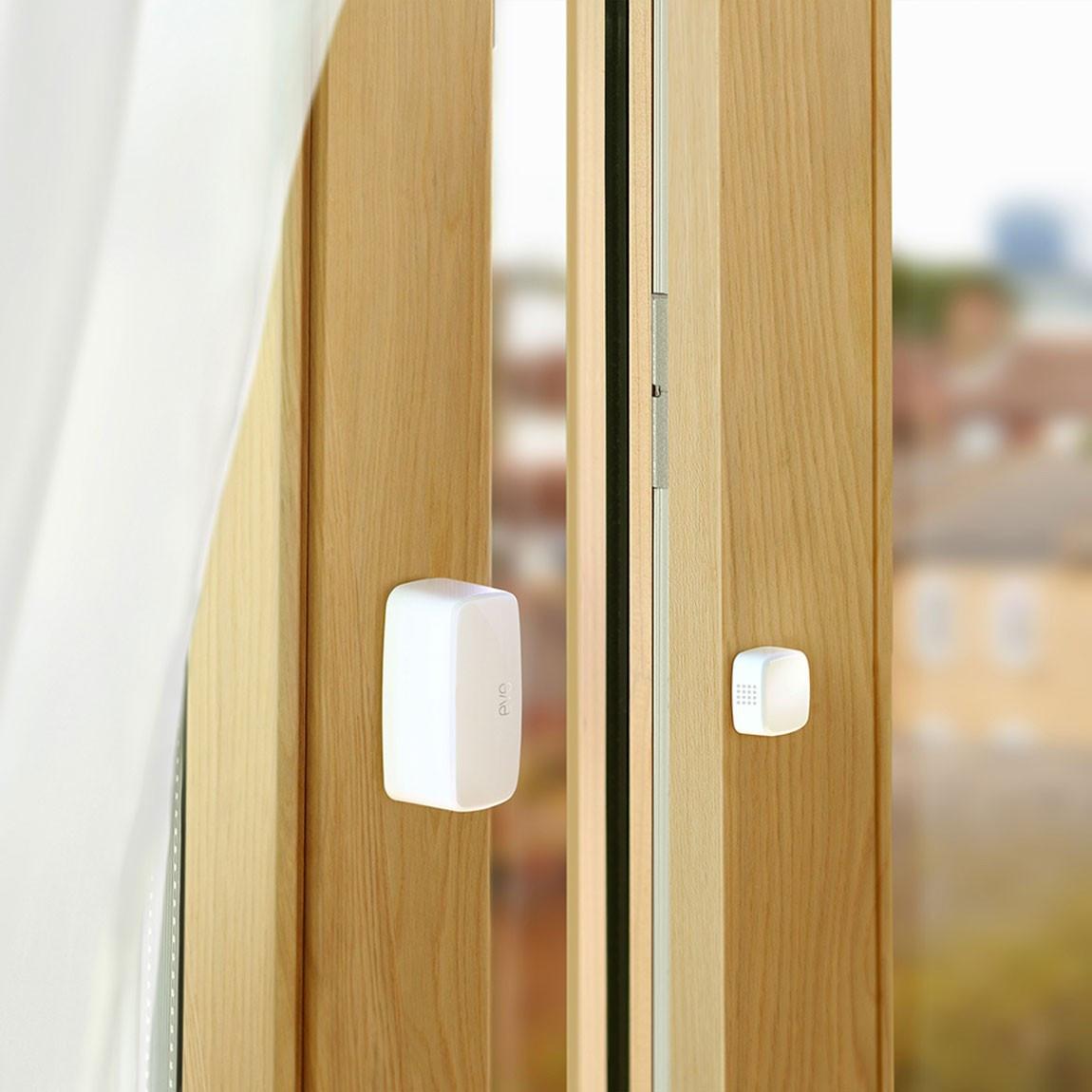 Eve Thermo + Eve Door & Window 2er-Set_Lifestyle_Door & Window Sensor an Fenster
