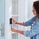 Ring Video Doorbell Wired wird angebracht von Frau