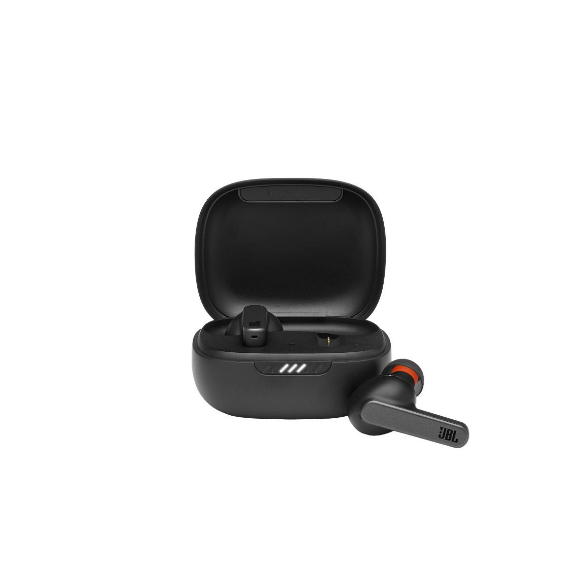 JBL Live Pro+ - Noise-Cancelling Earbuds_schwarz_offenes Case mit Earbuds